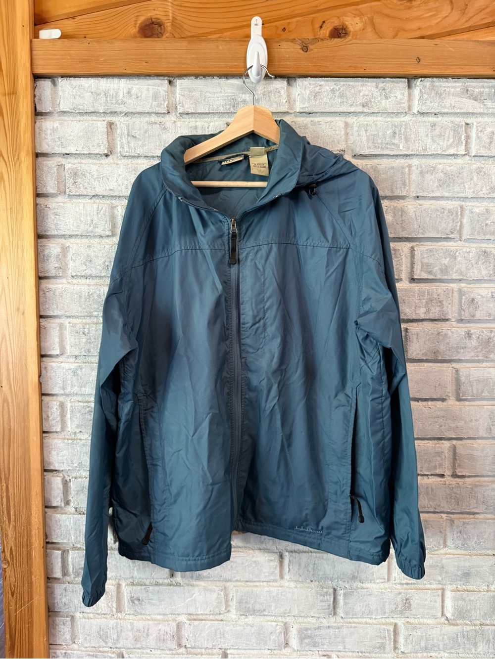 L.L. Bean Men's Hooded Windbreaker in Teal